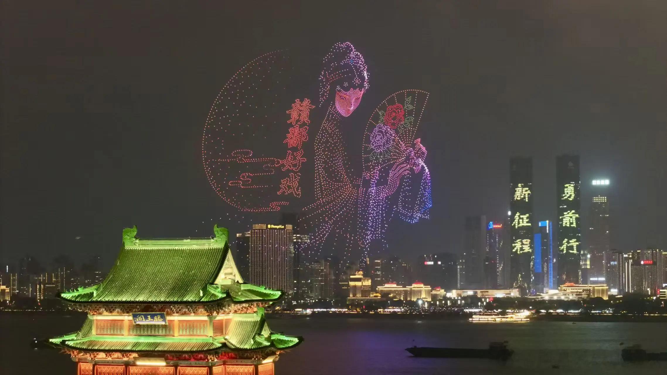 #南昌国庆邀你赴烟花之约# 
一江赣水浩荡，满城红韵迎新。🇨🇳
2026南昌国庆之夜，漫天烟花次第绽放，千架无人机腾空起舞，在赣江夜空书写独属于英雄城的浪漫与赤诚。
这里是军旗升起的地方，红色血脉流淌百年不息；是王勃笔下“落霞与孤鹜齐飞”的江南盛境，千年文脉绵延至今。古老的滕王阁静静伫 ​