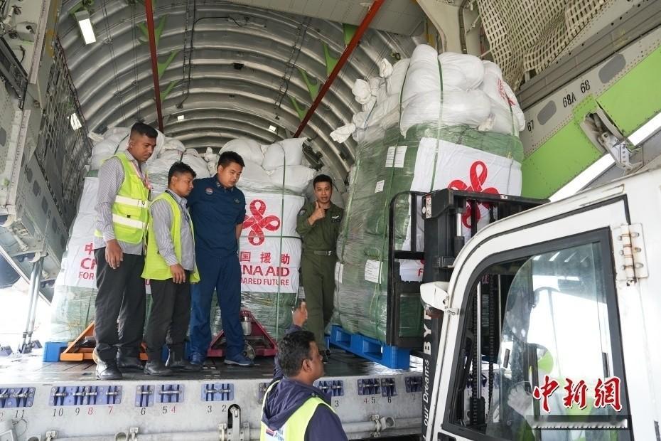 送完物资送专家、送完专家送技术，中国对尼泊尔救援不止“输血”，还在“造血”。泥石流灾害往往造成大量人员被掩埋，遇难者身份识别是一项复杂且耗时的工作。中国此次援助，不仅送物资，还送能力，第三批物资运抵的同时，10名法医鉴定专家随机抵达；此前第二批DNA鉴定专家已同机赴尼。从救人延伸到善后，中国的救援链