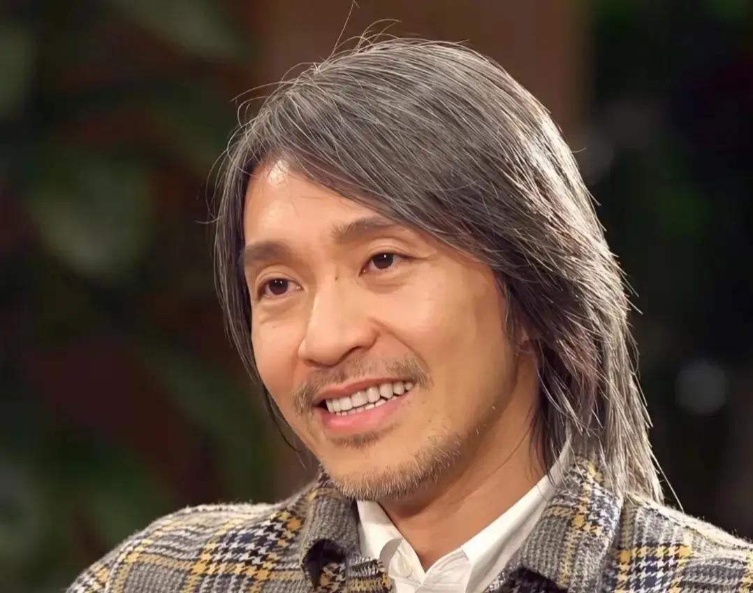 2009年，周星驰给韩三平打了一个电话，希望能给他在《建国大业》里安排个角色，韩三平却说对不起，这到底怎么回事？

黄建新挂了采访电话，办公室的窗户外头，中影基地的灯光还没全暗下去。他想起那天韩三平接完周星驰电话，转身跟他说的原话：“老黄，不是不想让他来，是来了咱们接不住。”
接不住。这三个字在黄建