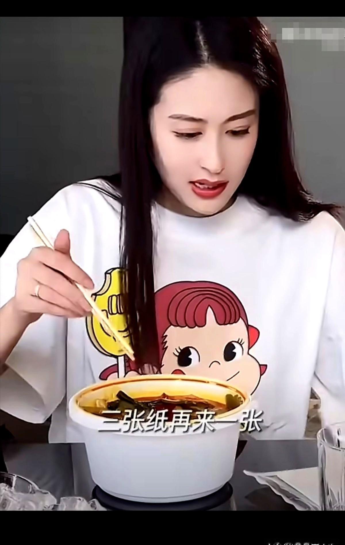 连贴三张吸油纸，再砸进几块冰块，这居然是吃麻辣烫的起手式。

颖儿端着碗，盯着红油被冰块渐渐凝固吸附，才挑出一小撮魔芋面。夹起一筷子菜叶，还得在旁边的清水碗里来回涮上几圈才敢往嘴里送。

面对一碗热气腾腾的麻辣烫，她硬是把一顿解馋的夜宵，吃成了精密计算的脱脂实验。为了上镜那点斤两，连吃口饭都像在渡劫