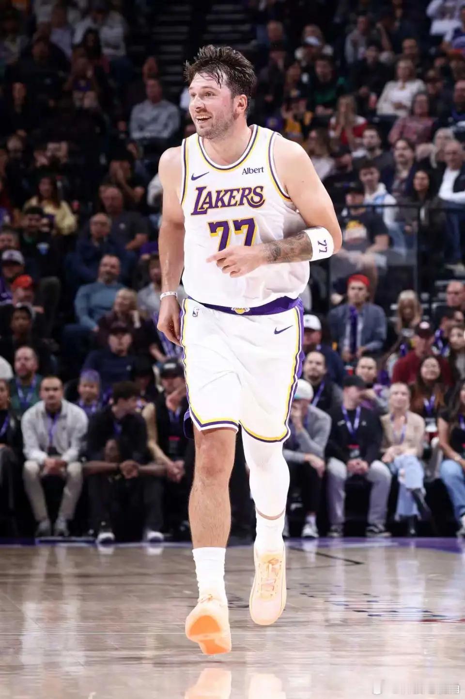 开局3连胜！湖人18分逆转爵士：东契奇52+8+10创纪录 里夫斯29分  NBA常规赛湖人客场对阵爵士，凯斯勒首次对阵旧主。湖人在首节狂丢47分落后18分情况下，第二节打出45-24攻势反超比分，前三节湖人仅领先3分。末节双方交替领先缠斗，东契奇连中关键三分与制胜两罚，最终湖人132-123逆转战胜爵士豪取开局3 ​