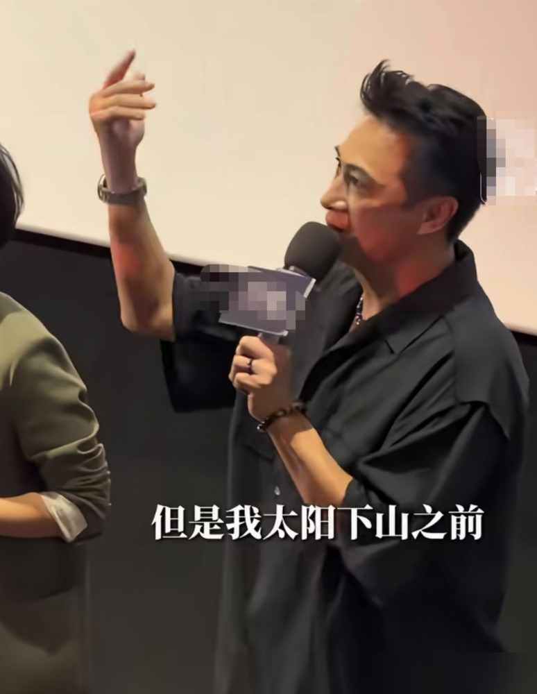 64岁的吴镇宇往那一站，比多少30岁的人看着都利索。不是脸上没褶子，是那根脊梁骨还硬挺着呢。
他说过，人最怕的不是老，是眼睁睁看着身体不听使唤。这话真狠。所以你看他那套，拍戏造得再狠，下来就死磕两件事，养关节，护肌肉。不是健身房往死里撸铁，是让筋骨里头有劲儿。
跟刘德华吕良伟一个路子，不追求瘦成