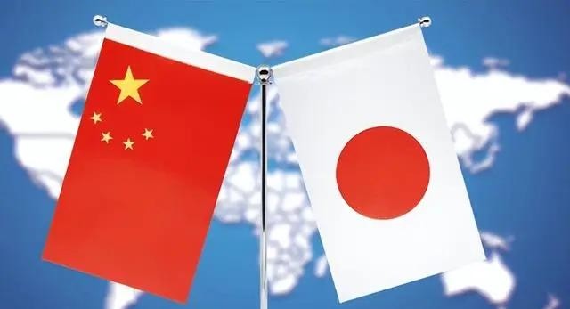 一位俄罗斯专家曾点破中日对峙的真相：只要中国沉住气打经济牌，日本最终一败涂地、主动认输，恐怕并非天方夜谭，眼下日本经济下滑便是明证，而这或许还只是序幕。

近年来，中日关系受到地区安全、经贸变化以及国际格局调整等多重因素影响。表面上看，外界关注的是外交互动和安全议题，但放到更长时间线里观察，真正影响