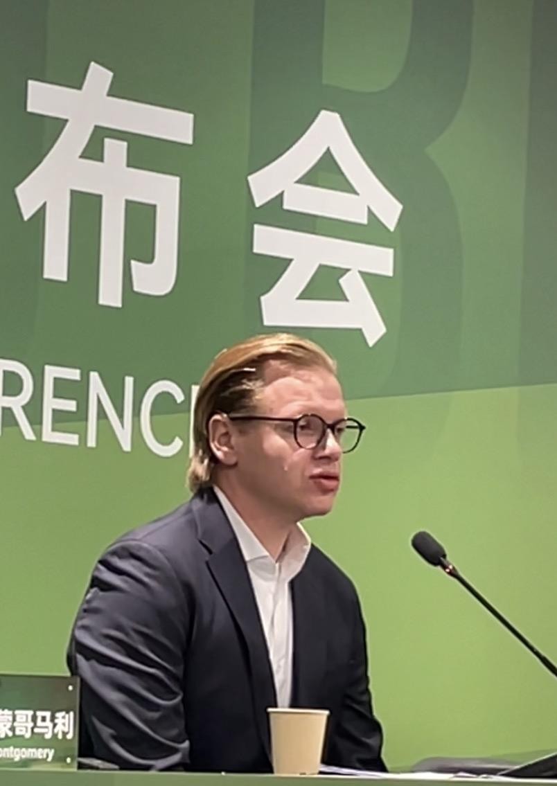 国安18场不败，是实打实的硬仗堆出来的。2026年5月起，13胜5平，中超、足协杯、亚冠三线穿插，进40球丢16球，没有一场是“送”的。当年高雷雷工体那一脚、杨祖武愤然离场，老球迷都懂，那股子不糊弄的劲儿一直没丢。周金辉请来马永明、蒙哥马利这“二马”，发布会马永明用中文说“投入、实在、享受”，把引援