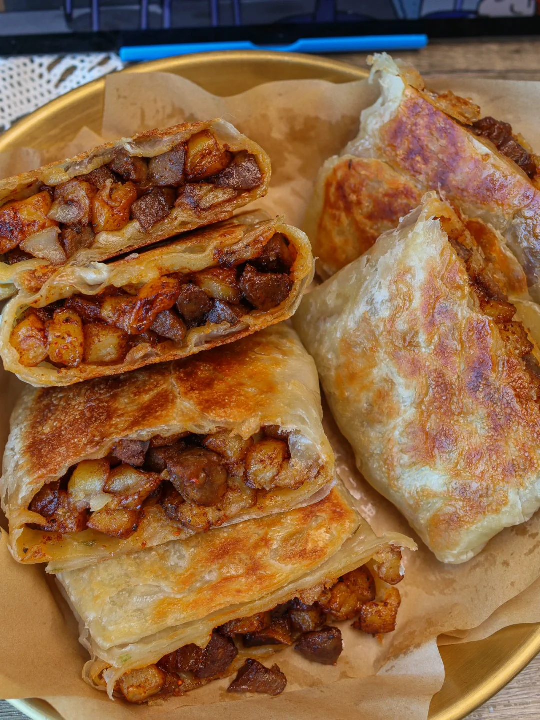 我奶做的这个孜然土豆香肠饼真是盖了帽了！！