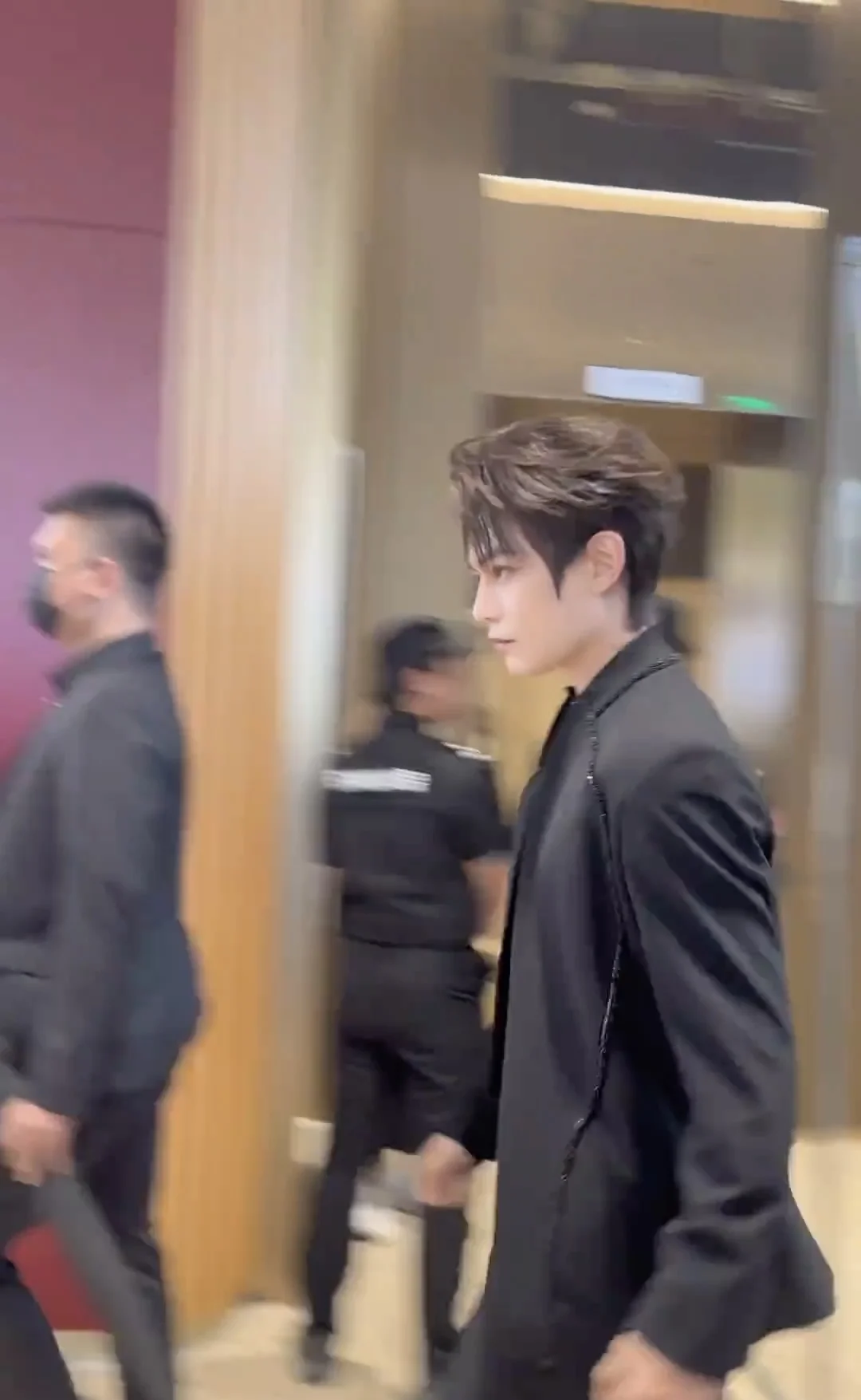 妈呀！！硬帅啊啊啊啊啊！！