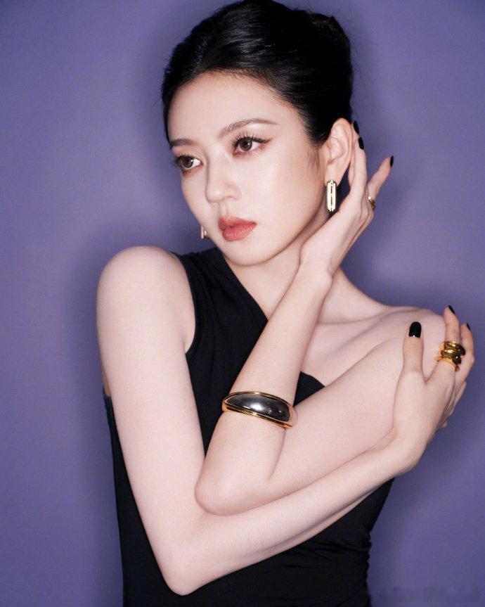 #何瑞贤肩颈线条##何瑞贤肩颈线条好美# 简约黑色套装+利落盘发，把漂亮肩颈完完整整展示出来，又飒又优雅，姐姐的镜头感绝了。 ​