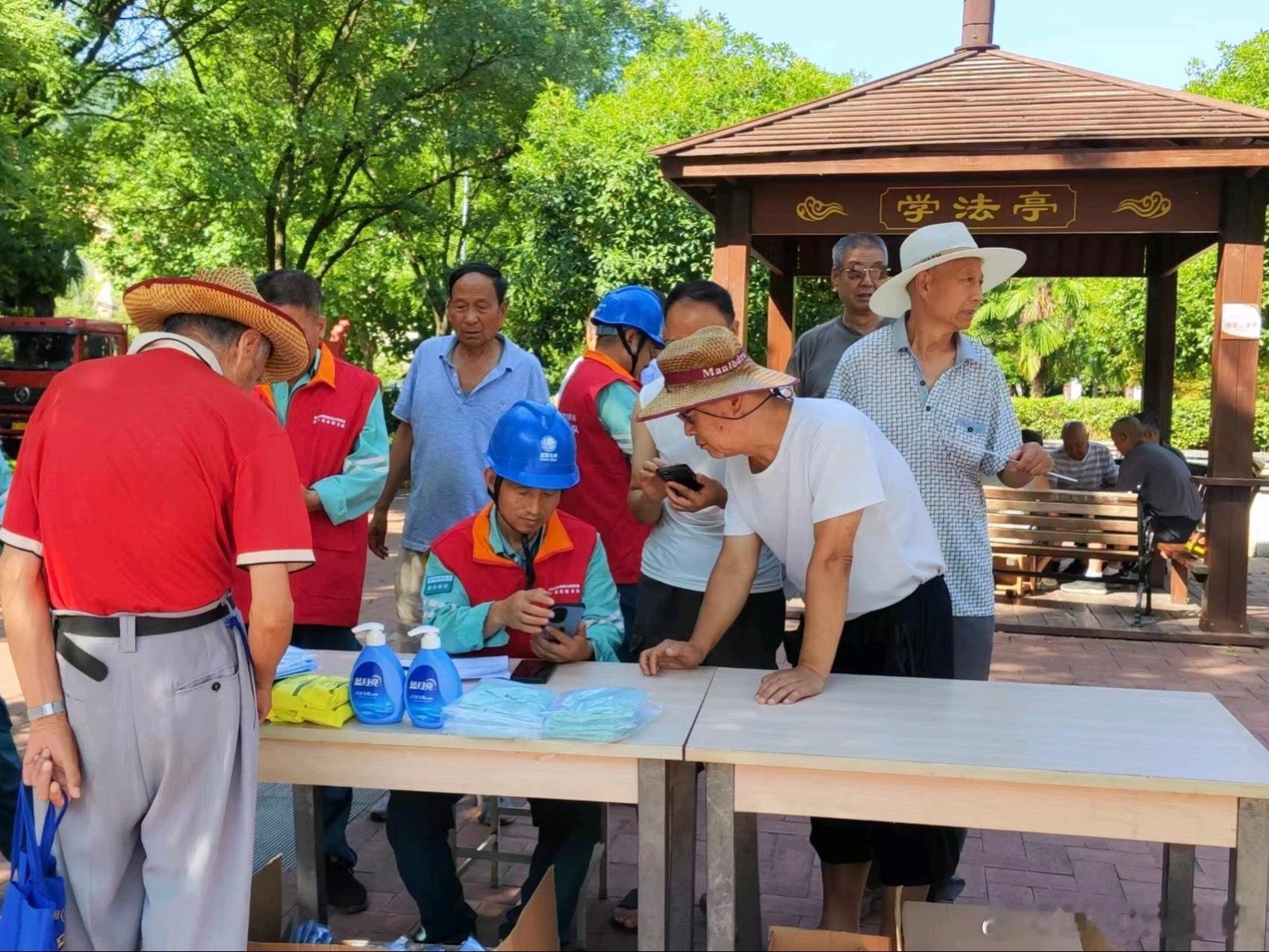#做好人民电小二##双满意在行动#【岐山公司：线下宣传送知识 网上国网优服务】9月4日，岐山公司五丈原汽车工业园供电所开展驻点宣传活动，向辖区群众普及安全用电知识，推广网上国网APP。发放宣传资料，小礼品，讲解电器使用、居家用电防护等注意事项，提醒群众警惕用电隐患。此次活 ​