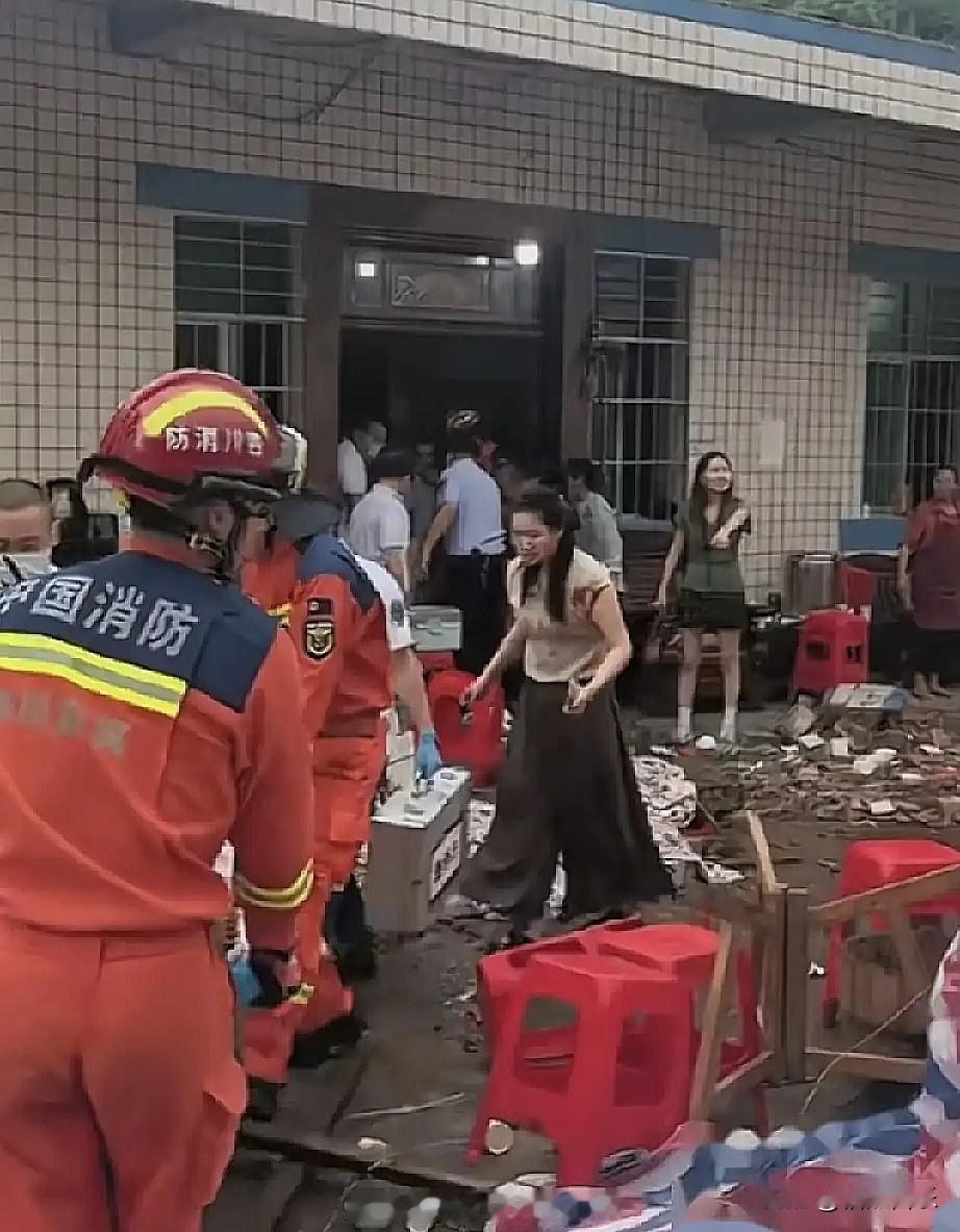 那场升学宴女儿墙倒塌后续来了，

17个伤者的医药费，当局倒是大包大揽给垫上了，连那个截肢孩子的假肢费都兜了底，这算是不幸中的万幸。可转头一看那500万的赔偿缺口，谁看了不摇头？

这账怎么算？办酒席那家，那是实打实的低保户。男主人病得下不了床，全家指着老婆打零工撑着。家里除了那栋塌了一 ​