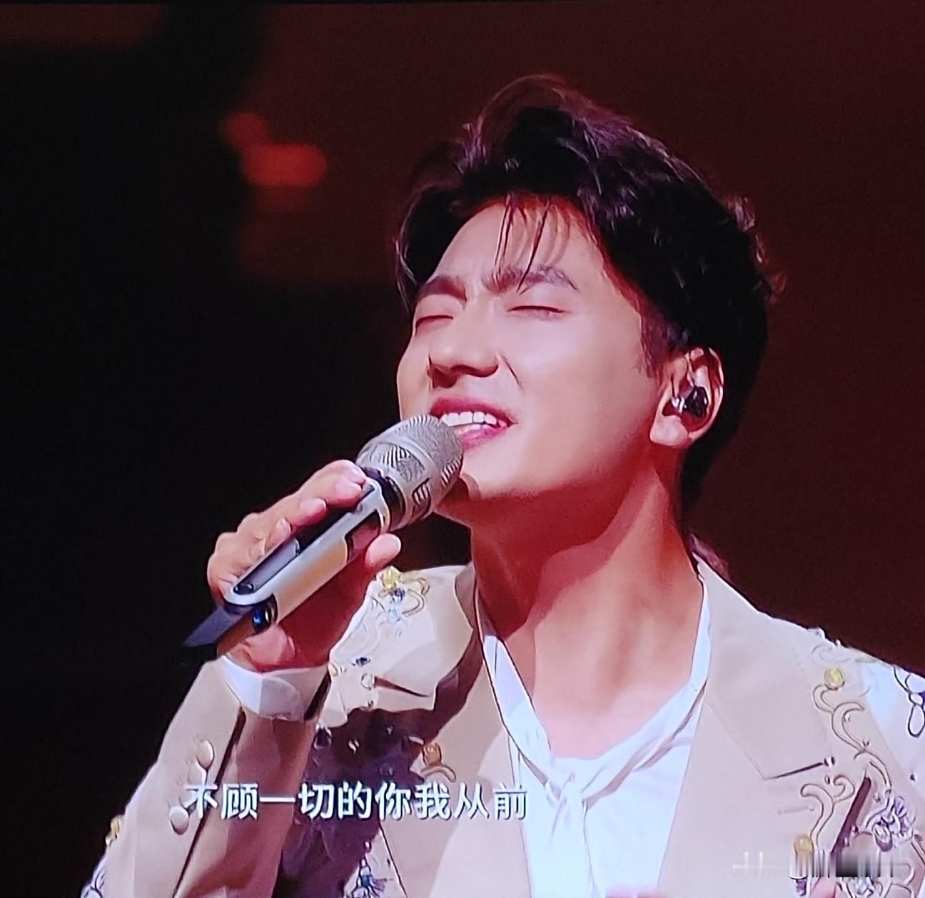 湾区晚会观感：唱功藏实力，状态见修养
 
看完2026湾区升明月晚会，最大的感触就是：歌手的唱功是底气，舞台状态和表情管理是质感。
 
不得不说，海来阿木的唱功非常扎实，嗓音独特、极具穿透力，歌曲情感饱满、感染力很强，开口就能把观众带入氛围里，实力完全在线。能把每一首歌的情绪唱得淋漓尽致，这是非常难