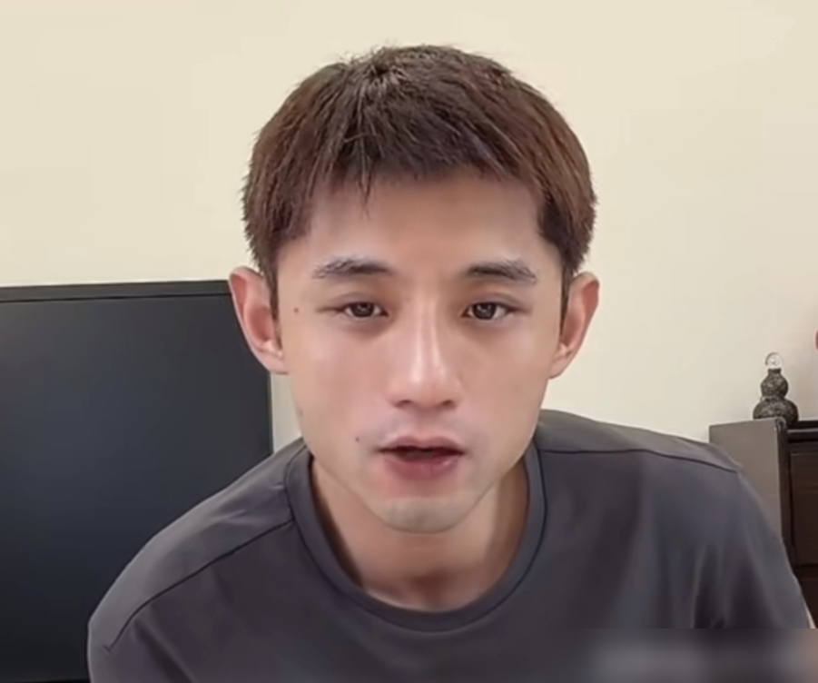 张继科带训一个月6800，很多人张嘴就说割韭菜，可真去查了行情，这价格反而像在做慈善。外面稍微有点名气的退役选手，一对一敢收到800到1500一小时，张继科这个价是包月驻场，还搭文化课。更狠的是他那套阶梯收费，省锦标赛单项前八直接砍到4400，前三降到3400，打进中锦赛前六，一个月只要980。