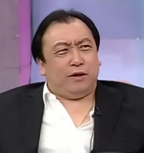 王晶聊周润发，戳破的是顶级明星的孤独真相：太会当明星的人，往往交不到交心的朋友。节目里他说发哥收工就退回到自己的世界，现在跑步那几个伴，也就是并肩流汗，谈不上掏心掏肺。当年闯好莱坞那阵，王晶觉得发哥有点停住了，不是戏不行，是气场终究长在香港和内地街头。他说周润发是他见过最会当明星的演员，光环是骨子里