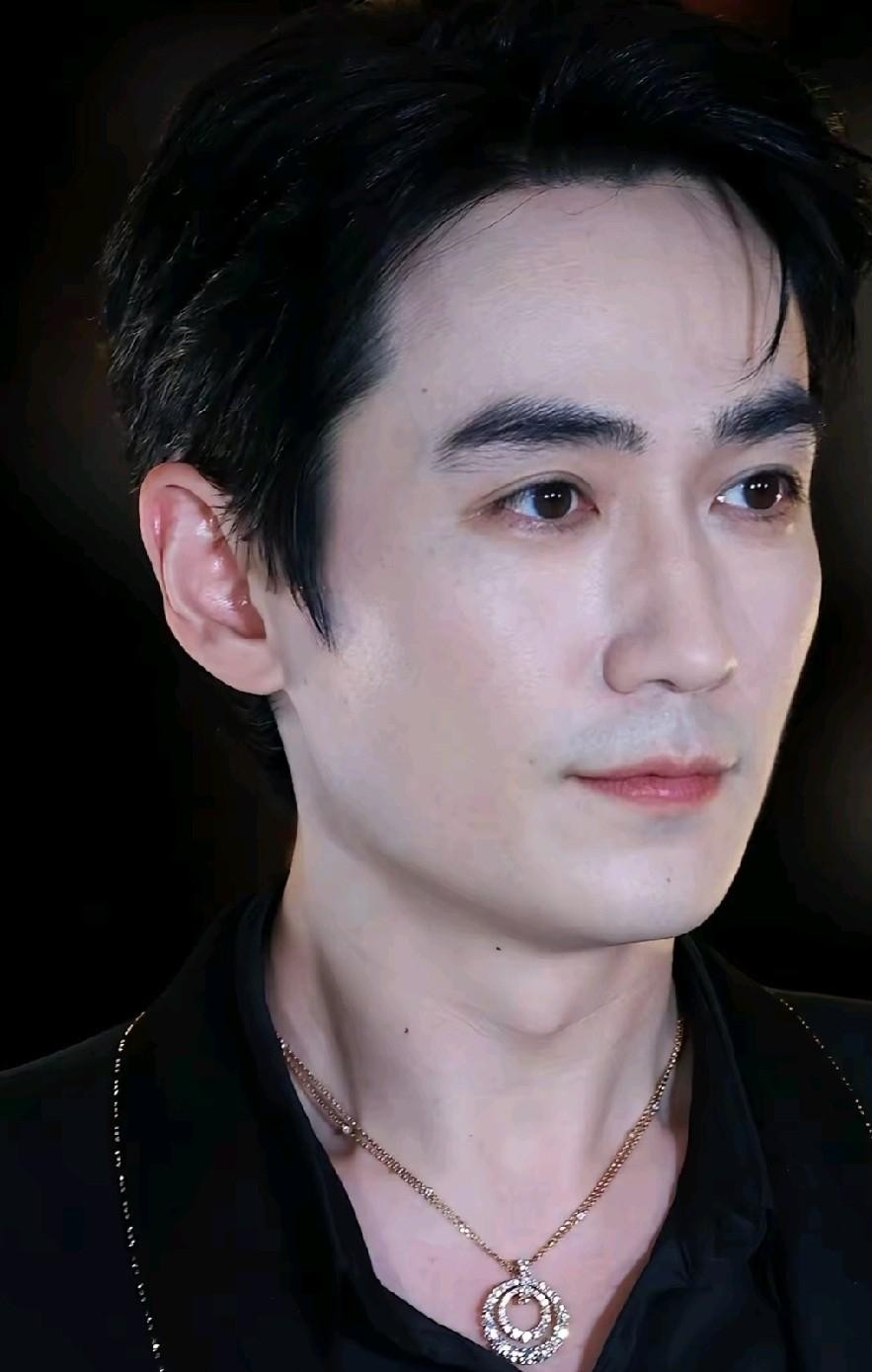 36岁的朱一龙又被推上了风口浪尖，理由荒唐得让人发笑：没结婚、没生娃、甚至连个正经恋爱都没谈。
在某些人的眼里，不管你手里拿了多少座影帝奖杯，只要过了三十五岁还没成家，那你的人生账本上就永远缺了一大截。
从默默无闻熬到金鸡、百花双料在手，他把大半精力全扎进了剧组和镜头前。可偏偏在某些看客的考核表