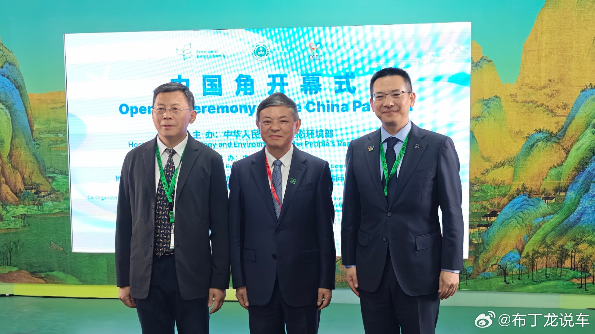 李斌太倔了，倔的我都快忘记了当时他成立蔚来时的初衷。

这么多年过去了，放眼全球，至今还在死磕纯电的主流大厂，数来数去也就特斯拉和蔚来这两家。

“Blue Sky Coming”有多少人又会记得李斌说的背后的含义。起初只是因为站在楼顶看北京的雾霾太重，希望给未来的孩子们一个更好的蓝天。

10月19日 ​