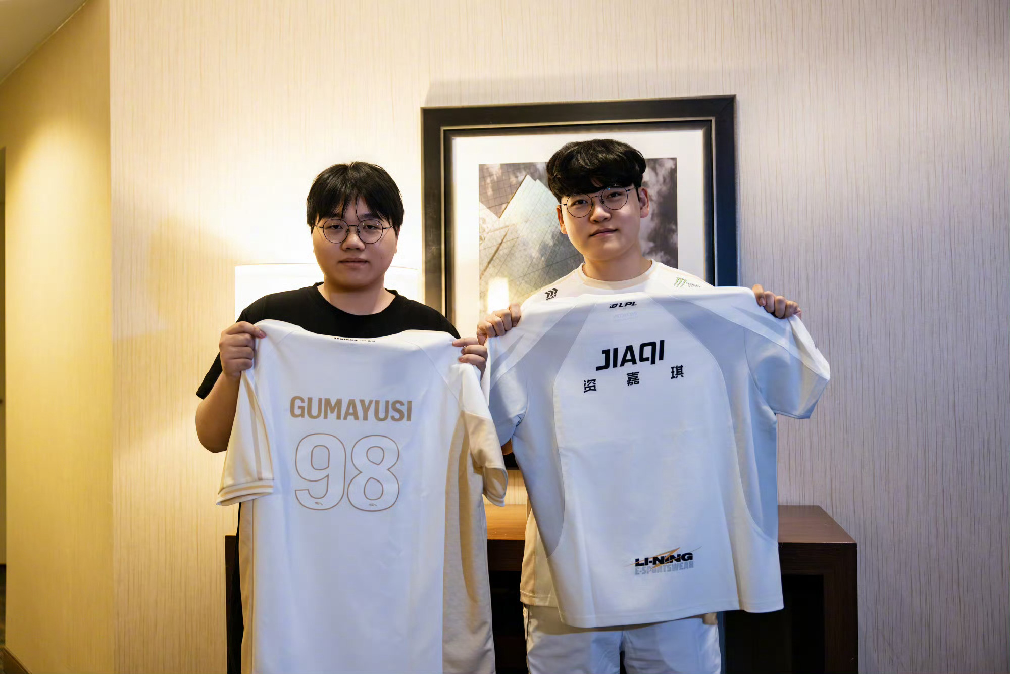 【📷】Gumayusi和jiaqi的交换队服🈶Gumayusi和Jiaqi交换队服英雄联盟s16 ​​​