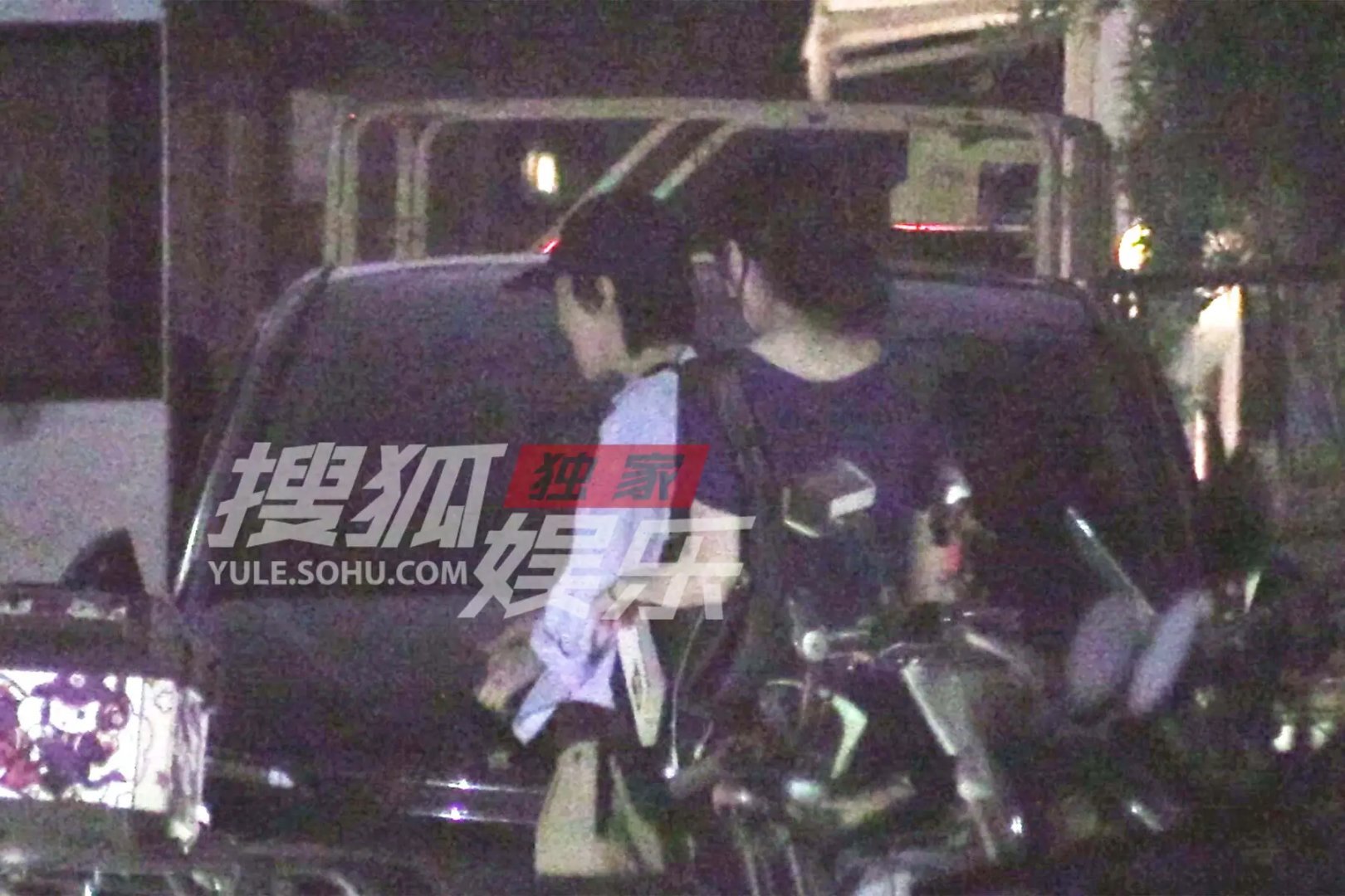 窦靖童李嫣深夜现身音乐公司 姐妹结伴低调又默契 ​