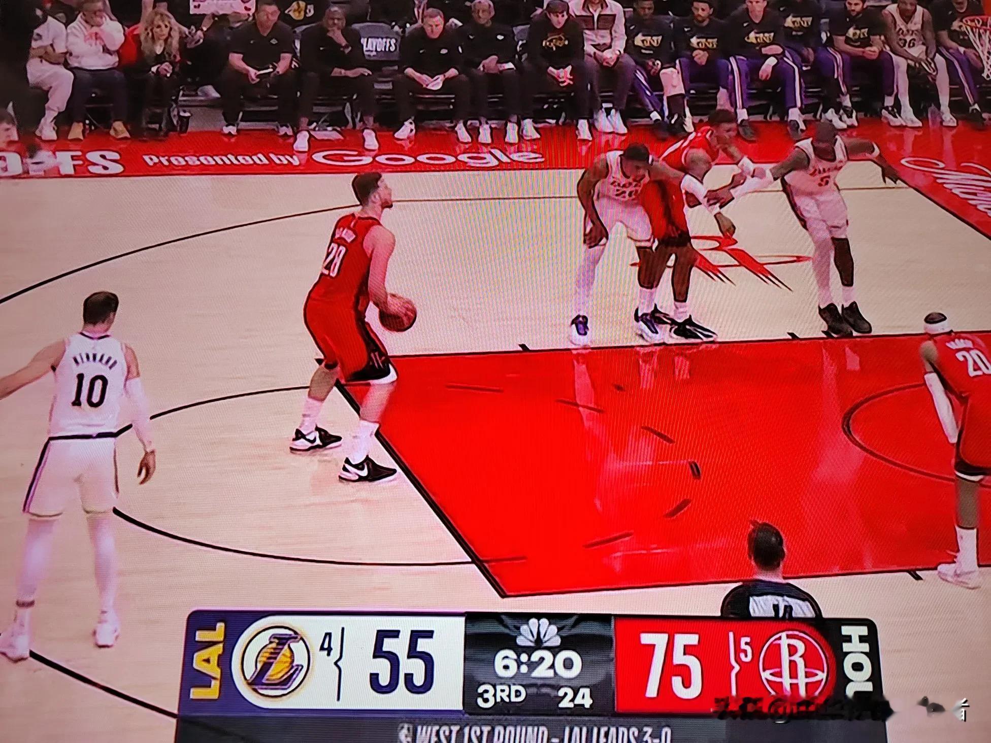 湖人队今天是太放松了吗？  湖人和火箭队季后赛第四场已经来到下半场了...