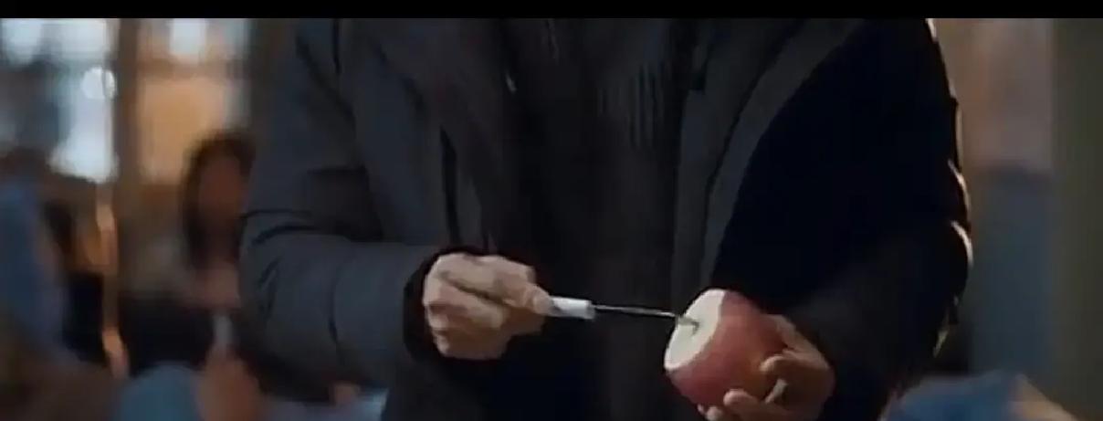 新剧《小城良方》才刚播两集，病房里这场术前沟通就看得人后背发凉。
哪有亲哥哥当着躺在病床上的亲弟弟的面，拿把水果刀切苹果演示怎么切除病灶的？
男主刘铮亮也是个狠角色。为了跟弟弟刘铮光讲清楚怎么保住语言功能，直接当场削苹果，把坏掉的那点果肉小心翼翼挑出来，边切边给弟弟比划下刀的角度。
这哪是安抚