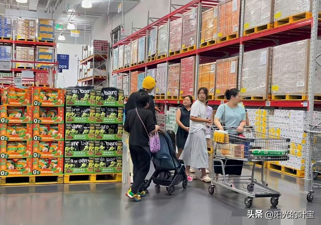 网友偶遇向华强、向佐、郭碧婷在深圳山姆采购。一家人穿搭朴素低调，慢悠悠挑选商品，没有刻意摆拍，状态悠闲松弛，充满生活化的烟火气！