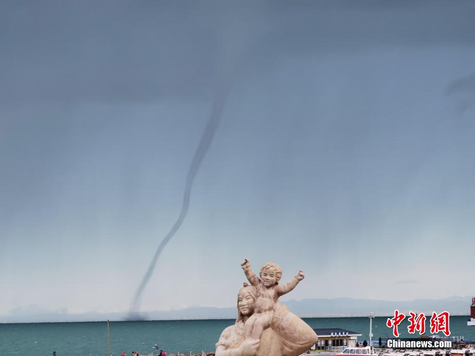 青海湖出现龙吸水和强对流天气有关