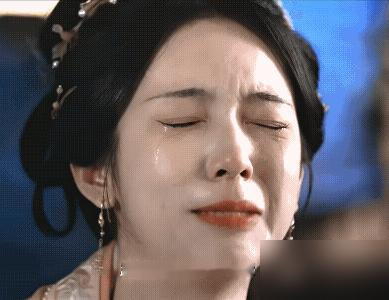 周也的哭戏又被拉出来处刑了，这回对面站的是郑合惠子。配角哭得青筋暴起，主角哭得睫毛膏都没花，网友直接喊话：去学学。
但你们骂的这位资源差的郑合惠子，正在S+剧组拍女二，手里刚播完一部一番上星女主。她采访里说得直白，好女主剧本可遇不可求，不会为了名号硬接烂本子，女二女三出彩就接。
一边是主角被嘲演