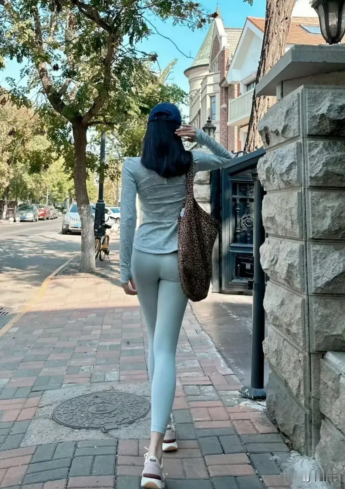 街边的瑜伽裤爆料身材超棒的小姐姐  近些年都穿瑜伽裤出门的比较多，不知...