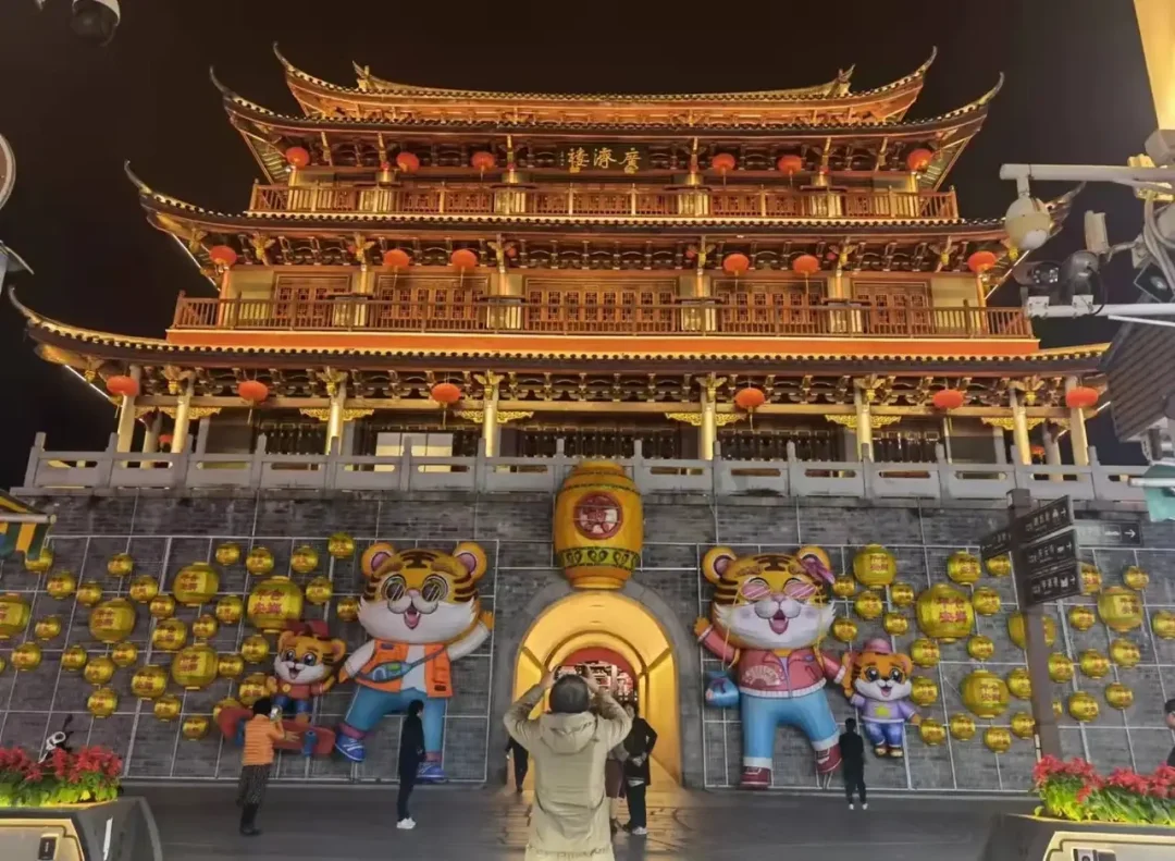 广东潮州千年“廣济桥、廣济楼、牌坊街”，在灯光映衬下，华丽庄严，彰显年青。追溯厚