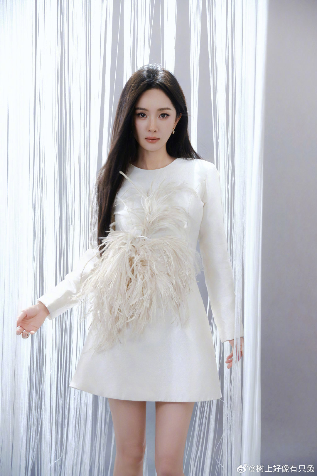 #杨幂雅诗兰黛直播造型# 直播间生图依旧抗打！杨幂演绎秋冬高定，米白裙身缀上羽毛，发型干净清爽，从容优雅，完美契合品牌质感。 ​
