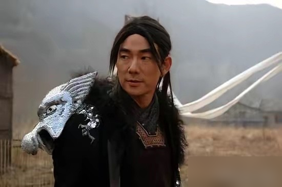 98年拍《神雕》，杨过原定是黄磊。黄磊要带班辞了，任贤齐是去唱主题曲的，被硬拉去顶包。
进组才发现，戏服是给黄磊做的，头套也是按黄磊头围定的。他穿上直晃荡，跟借了别人衣服似的。
播出后，观众骂翻，说史上最丑杨过，金庸也不满意。
但收视率冲到10.67%，台里赚翻。为什么？因为任贤齐那时候红啊，