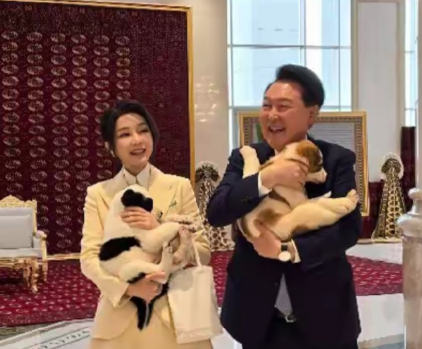 文在寅夫妇的运气，比尹锡悦和金建希好多了，这两口子退休以后，还能四处旅游。
不忙的时候，文在寅在家里还种了一些地。