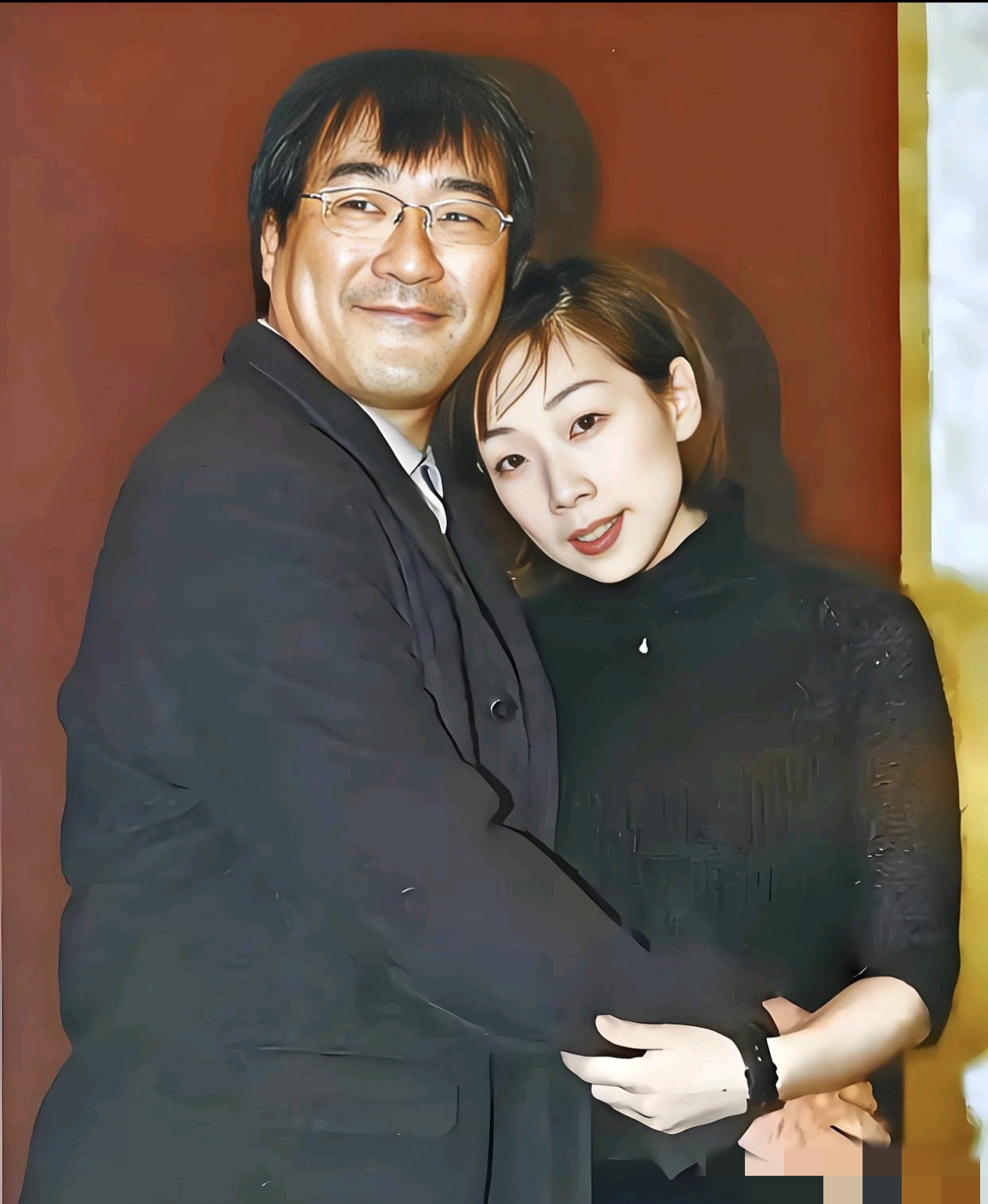 1994年，李宗盛婚内出轨，爱上了妻子的闺蜜林忆莲，为需求刺激两人同居了，不想林忆莲很快怀孕。李宗盛没办法，只能跟妻子摊牌：我要对她负责，咱俩离婚吧。那一刻，朱卫茵正在熨衣服。 滚烫的蒸汽呼呼往上飘，她手里的熨斗停在一件白衬衫上，久久没有挪动。布料被高温慢慢熏得发黄，她没有抬头，声音安静得几乎听不出