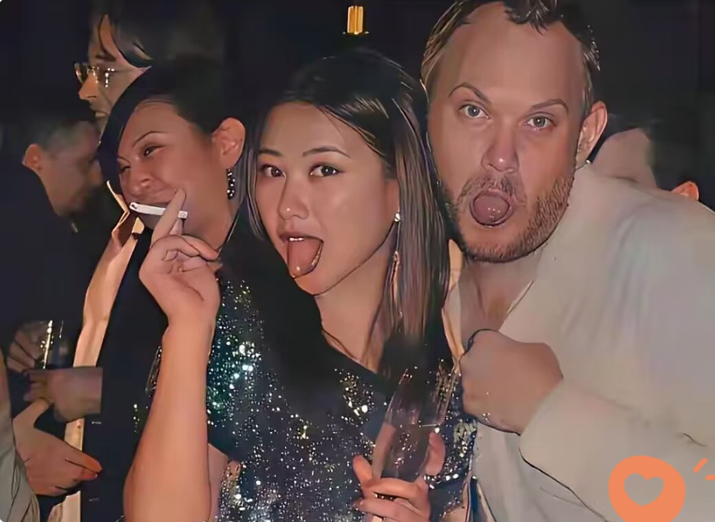 朱珠这张早年海外派对照片，最近又被翻出来热议。有人说，年轻的时候参加酒会，打扮随性大方，这就是自信洒脱，只是正常社交，没必要过度解读。

但也有人觉得，这种场合的举止放在国内的审美里，看着有点张扬，很难接受。

有人认为年轻时本来就可以尽情体验不同生活；也觉得公众人物的旧照，一举一动都会被放大。大家