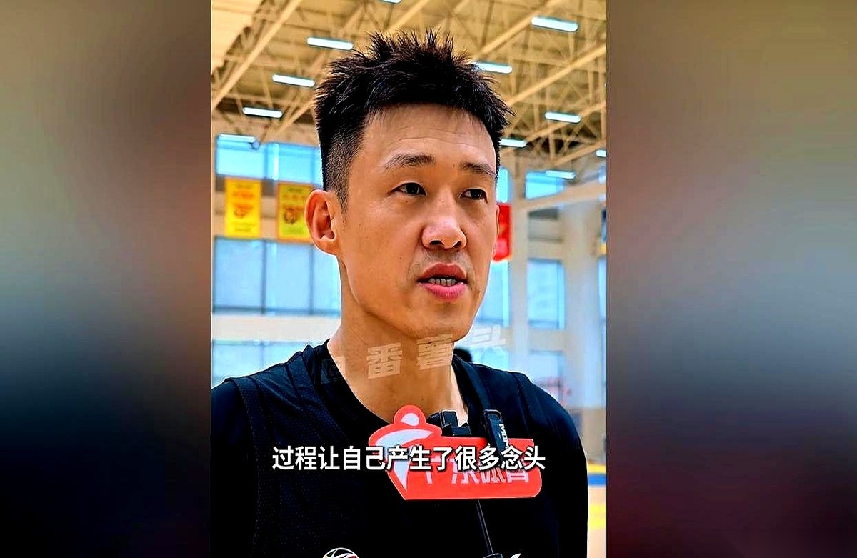 广东男篮新赛季的队长袖标，终究没套回周鹏的胳膊上。依然是胡明轩。
外界都在夸老将不争名利、主动让贤。别闹了。真要把袖标从当打主力的手臂上扒下来，强行给老队长戴上，那更衣室里立马就得埋下火药桶。
竞技体育，不看资历，只看眼前能干多少活。
周鹏在外漂泊几个赛季，如今37岁，揣着一份一年短约重回东莞。杜锋