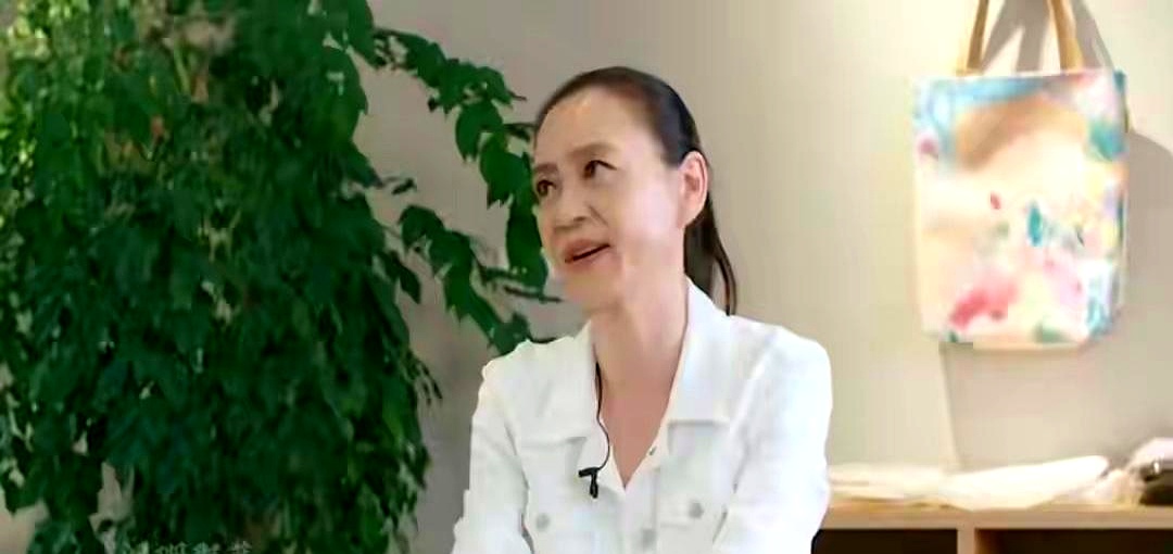 演了大半辈子琼瑶苦情戏的刘雪华，现实里的人生比剧本还要狠，早年失掉孩子、中年送走意外坠楼的丈夫，如今66岁独自一人住在上海
 

每天清晨六点，第一件事就是掏出手机，跨着十几个小时的时差给远在加拿大的姐姐报平安，家里常备双重安全保障，这种深入骨髓的小心翼翼，经历过独居的人大概一眼就能看懂
 

身边