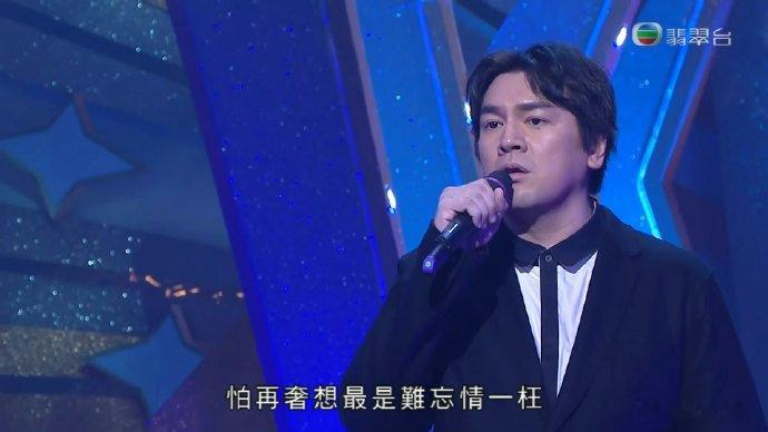 #洪楗华去世##歌手洪楗华去世# 据港媒，90年代凭一曲《我失恋你悲伤》红极一时的歌手洪楗华，26日传出于医院病逝的消息，终年49岁。 ​