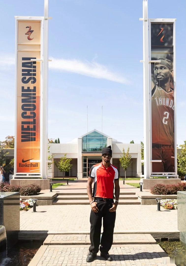 亚历山大（Shai Gilgeous-Alexander）今天取到了Nike俄勒冈总部，也在这里拥有了属于自己的办公室，「Just Two It」的solgan也是挺有意思的，Two是他的球衣号码，也是即将在Nike拥有的新签名鞋（Shai002），也算是Nike经典solgan「Just Do It」的谐音梗。另外我发现双Swoosh的设计也出现在了服装上，感 ​