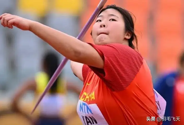 看亚运会女子标枪决赛的时候，真的瞬间懂了努力在天赋面前一文不值是什么感觉。
18岁的严子怡第一投就扔出70米46，直接把刘诗颖保持了7年的亚运旧纪录66米09，硬生生拔高了4米37，后面五轮直接不用再上场，一枪就锁定金牌破了纪录。
站在她对面的是奥运、世锦赛双料冠军北口榛花，一个多月前刚在世界田联终