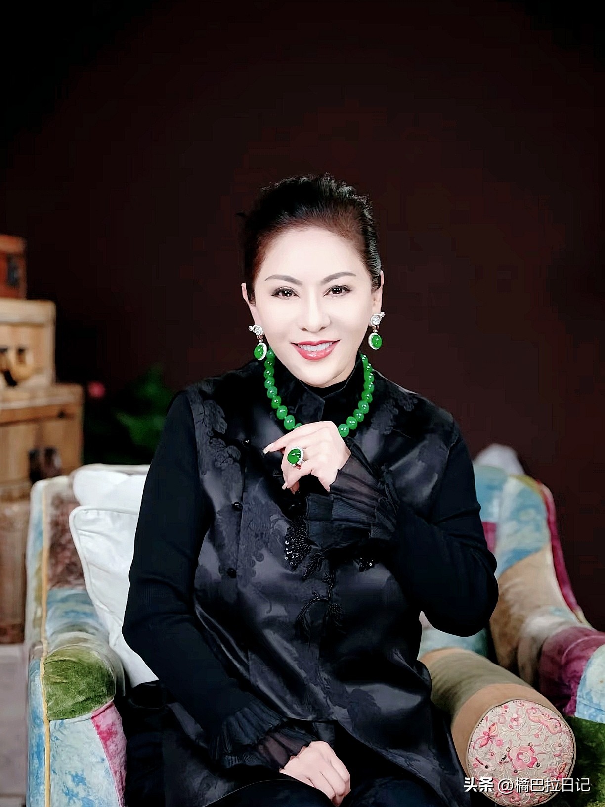 向太是真的人间清醒！当年许家印风光无限，全网吹捧。所有人都被他的排场、人设、所谓兄弟情义，骗得死死的。

唯独向太一眼看穿：全是演的、全是套路！心里藏着鬼的人，眼神永远躲闪心虚，根本不敢坦荡对视。

月息12个点的离谱收益，摆明就是庞氏骗局。可惜太多人，被贪念蒙蔽双眼，无脑跟风，最后血本无归。

现