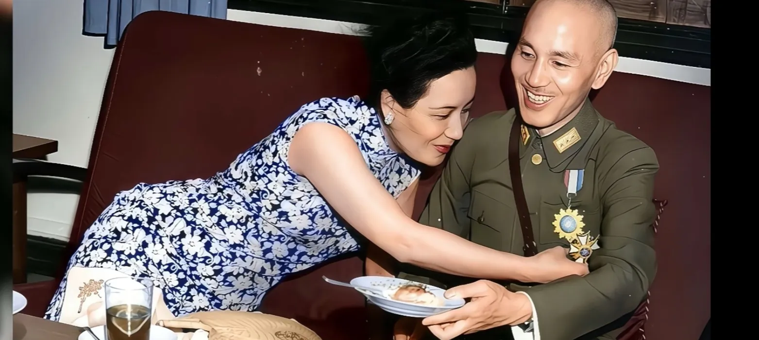 图中男子是蒋介石，女子是宋美龄，拍摄时宋美龄年近五十，蒋介石 58 岁。宋美龄身着蓝白碎花无袖旗袍，侧身依偎；蒋介石穿缀勋章的深绿色军装，笑容开怀。两人在车厢内，蒋介石手端餐盘，宋美龄亲昵靠在他身旁。镜头捕捉到夫妻二人轻松温情的一刻。