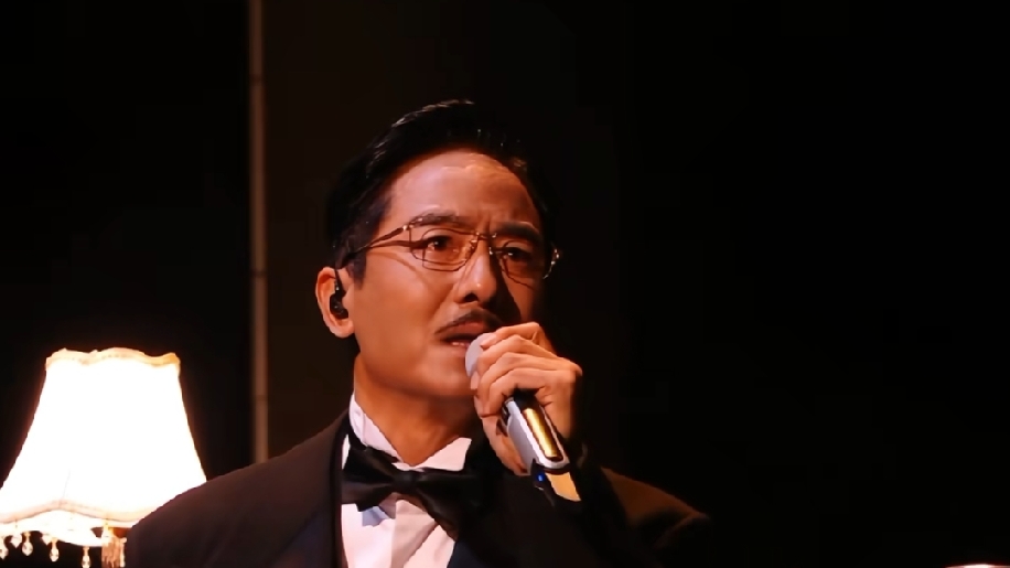 郭晓东在《披荆斩棘》四公唱《她》，跑调了。淘汰之后他发了一篇长文，说自己从那天到现在，一次都没敢听那段演唱。害怕前奏一响，情绪全回来；也害怕听见那个“又笨又紧张又可笑”的自己。

他在长文里写：“郭晓东跑调了，但没有逃跑。”

说实话，一个演员站上唱跳舞台，本来就不容易。他出身沂蒙山区，家境贫寒，上