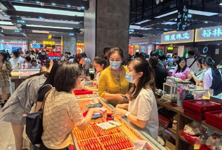 大家发现了吗？年轻人的消费，越来越会算账了。 
 
第一个，金价越涨，深圳水贝越挤。国际金价一路站上4700美元，品牌金店的足金饰品卖到1350元一克。可年轻人不爱去专柜了，纷纷涌向水贝黄金批发市场。原因很简单：金店专柜的价签里藏着高额工费和品牌溢价，一克能贵出好几百。水贝是“金料价+薄工费 ​
