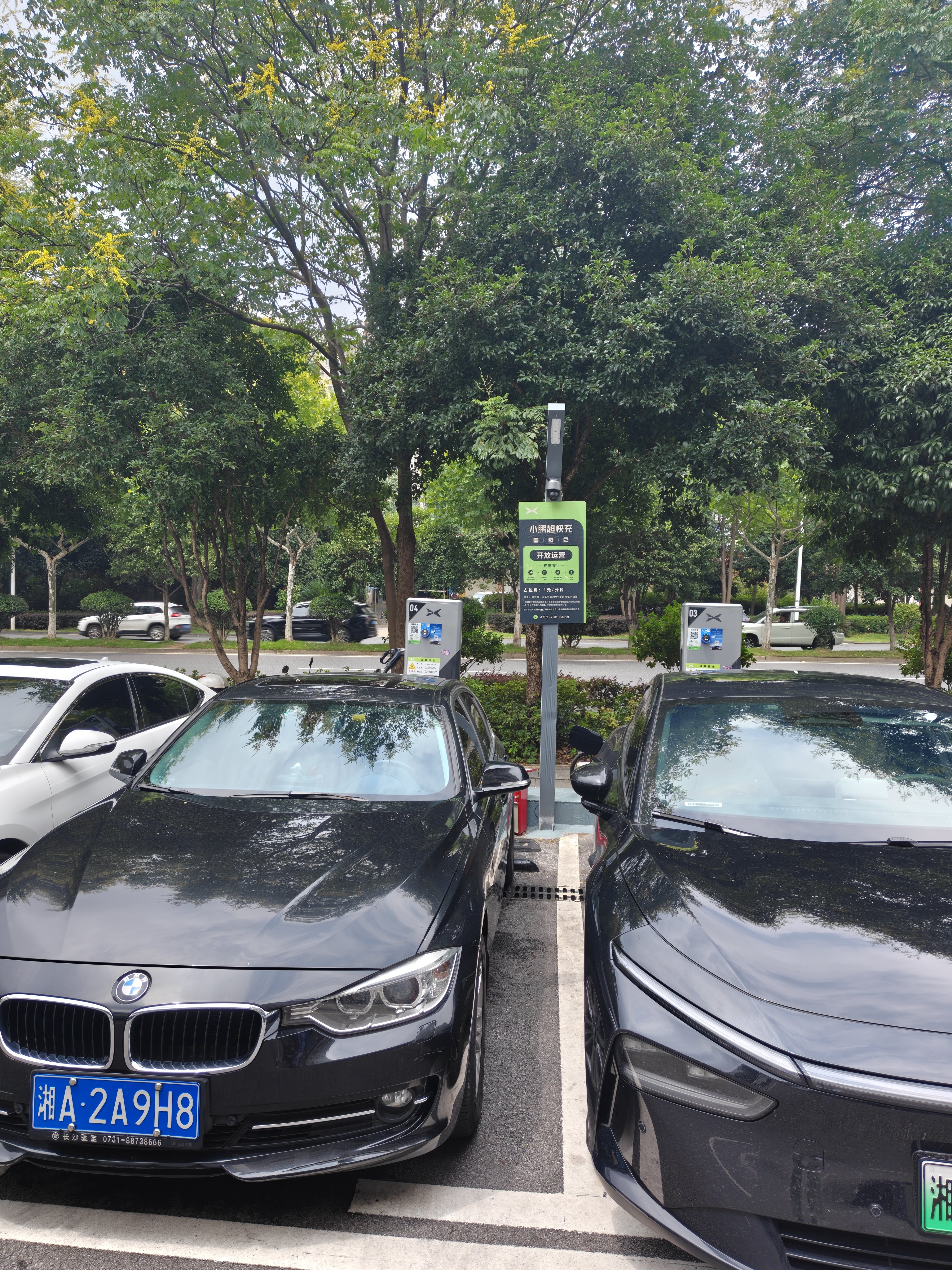 @小鹏汽车 以后建公共充电站就好了，不要叫小鹏！充电的要不大部分不是小鹏，要不就是油车占位。一点管理都没有！对小鹏车主没有一点优势和便捷！以后我绝不会再买小鹏！也会告诉身边的朋友不要买！真的后悔八百年了谁用了谁知道！看看人家理想蔚来看看你！难怪垫底！