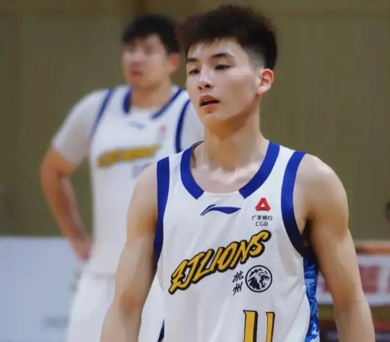 同一条后场，一个年薪600万，一个年薪70万，差了8.6倍。
广东宏远2025-26赛季注册名单上，胡明轩的D类顶薪合同还剩两年，年均600万。徐杰2022年签的五年B类合同，年均70万。徐杰上赛季场均得分、助攻、三分命中率，几项关键数据都压在胡明轩头上-
胡明轩常规赛场均10.6分，投篮命中率35