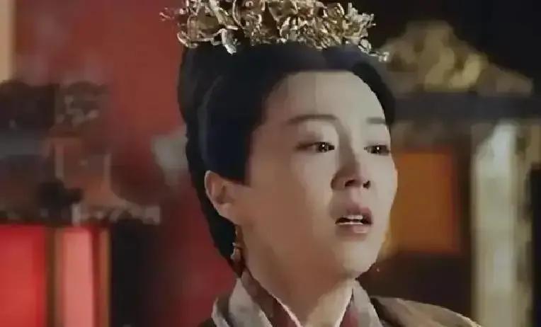 朱棣率兵攻入南京时，俘虏了朱允炆的生母吕氏。看见吕氏狼狈地摔在地上，朱棣前搀扶，说：“大嫂，老四不想闹成这样，这是被逼无奈，走投无路。”

 
吕氏没有接他的话，也没有借力站起来。她跪坐在碎砖和尘土里，抬眼扫了一圈周围按刀肃立的士兵，目光最后落在朱棣腰间那柄还沾着灰烬的佩刀上。她忽然笑了一下，声音很