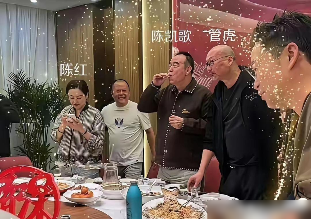 74岁的陈凯歌，起身挨个给投资人倒酒，回头还给自己儿子杯子添满。另一边，年轻演员们排着队欠身敬酒，腰弯得跟虾米似的。陈飞宇全程熟练，倒酒、背包、搀人上车，一看就是从小练出来的。
但最狠的是另一段切片，陈凯歌把杯子压得比小编剧还低，顺手给人剥虾。网友立马分裂了：有人说这是家教刻进骨子里，有人说这是老