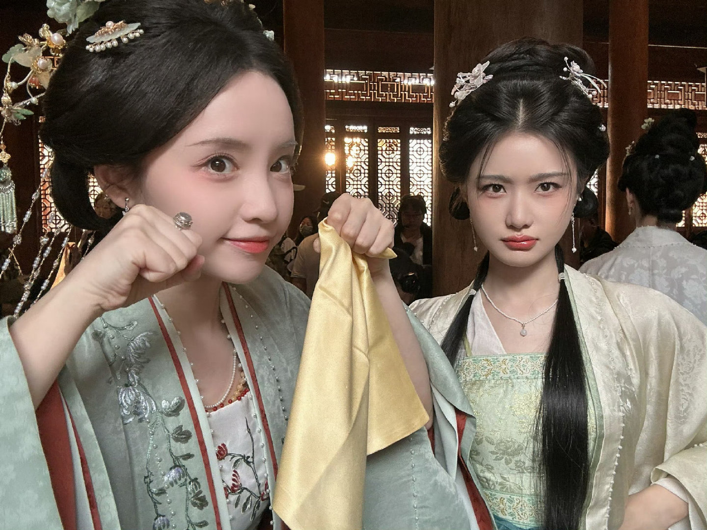 #柯颖[超话]# ky #柯颖一瓯春# ky#柯颖谢清如# 

捡到了哭唧唧&笑嘻嘻的清如[兔子]#小柯情报局# 
（陈意涵Estelle🧣）

​ ​
