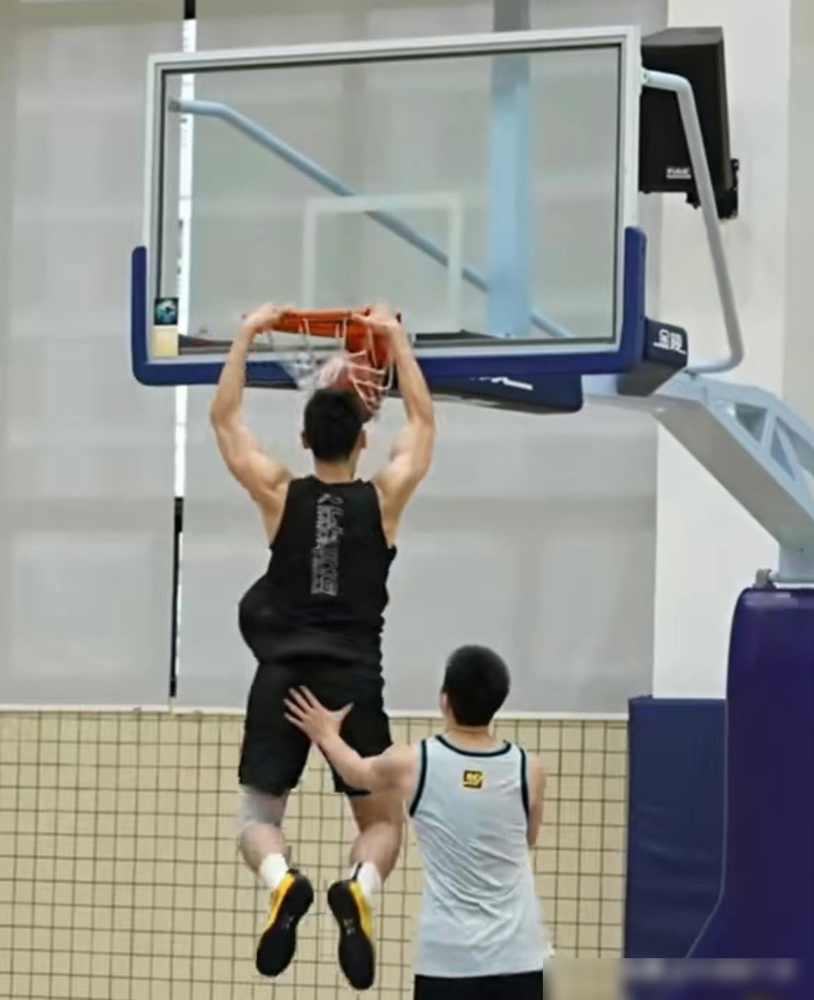全场三分25投4中，徐杰疯狂打铁仅拿3分，广东宏远这回真被扒下了底裤。
10月9日的CBA季前赛，广东68比74爆冷输给山东。
赛后新帅亚科夫列维奇直接摊牌了，不是战术不行，全场25次助攻仅8次失误，空位机会全出来了。
问题出在哪？手太冷，外加一对一单防太脆。
徐杰拼了26分钟，三分线外7次