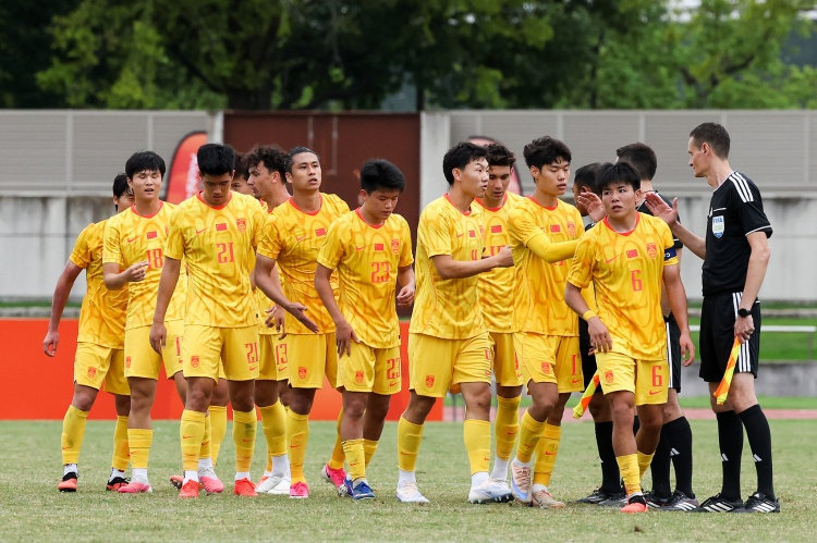 #U23国足末轮不败即可小组出线#
亚运会男足B组第二轮，中国U23男足0-0战平伊朗U23，两队同积4分，中国队暂列小组第二。
末轮对阵阿联酋U23，只要保持不败，就能锁定小组出线名额。

#中国U23男足vs伊朗U23# ​