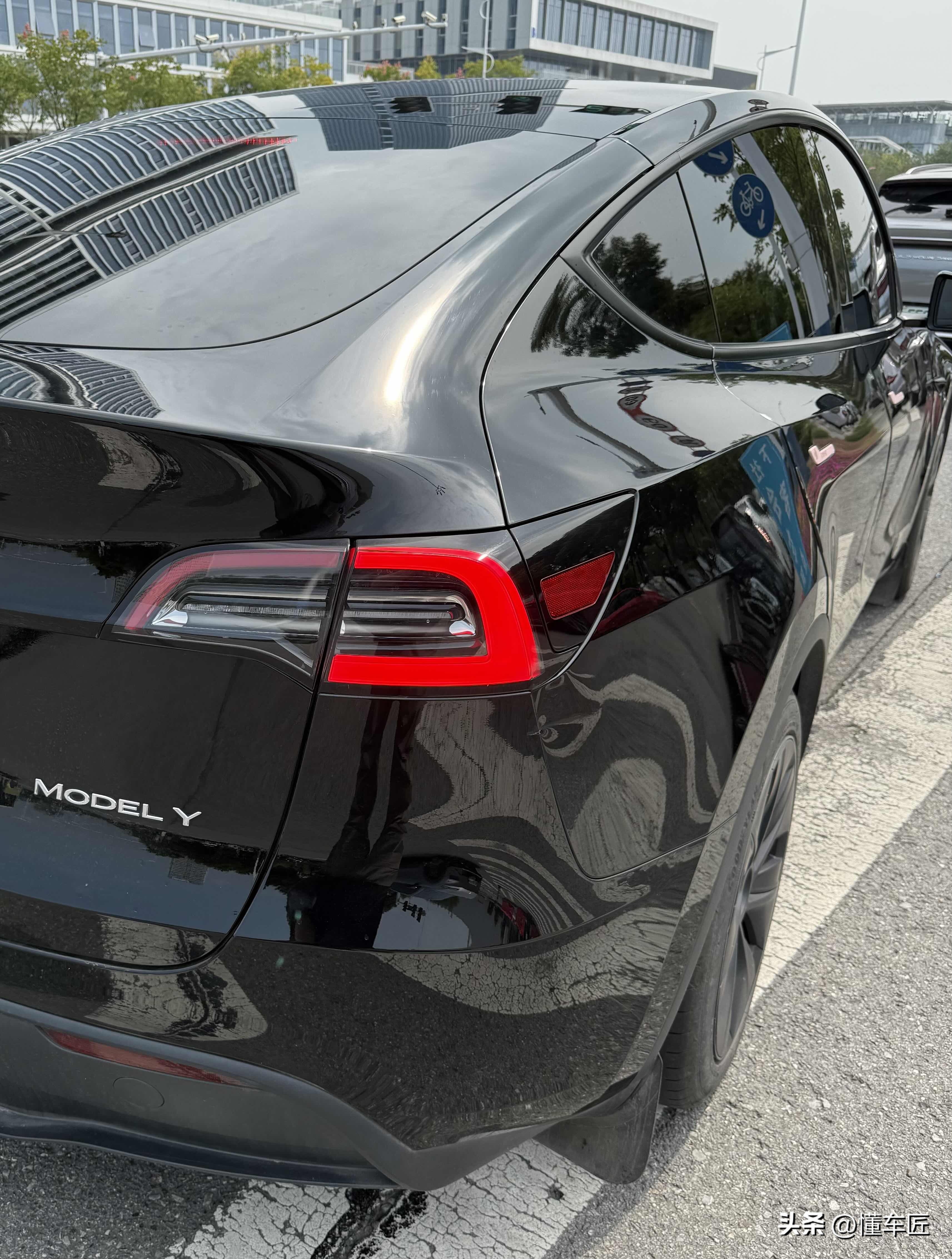 ModelY 跑网约车，
当年“王子的白马”现在“拉货卖苦力了”
中秋网约车打到特斯拉model Y,
一上车我迫不及待的问“大哥这车咋样，能跑多少公里”
大哥说“还不错”
大哥继续说“新车有540，现在怎么也能开500”
我问“您专门测过”
大哥说“那到没，不过我从这里去过合肥，好几次，高速来回4