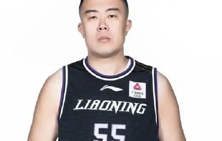 辽宁男篮开季那四连胜，刚让人松了口气，紧接着客场打广厦84比90这一输，直接浇了一盆冷水。球输了，随之而来的“寻找第四外援”的传言，反倒比比赛本身更让人琢磨。
说要补强，俱乐部确实有这个意向，但这事儿要是真按规则来抠，怕是没那么简单。
现在联盟规定摆在那里，每家俱乐部同时注册的外援名额也就3个。